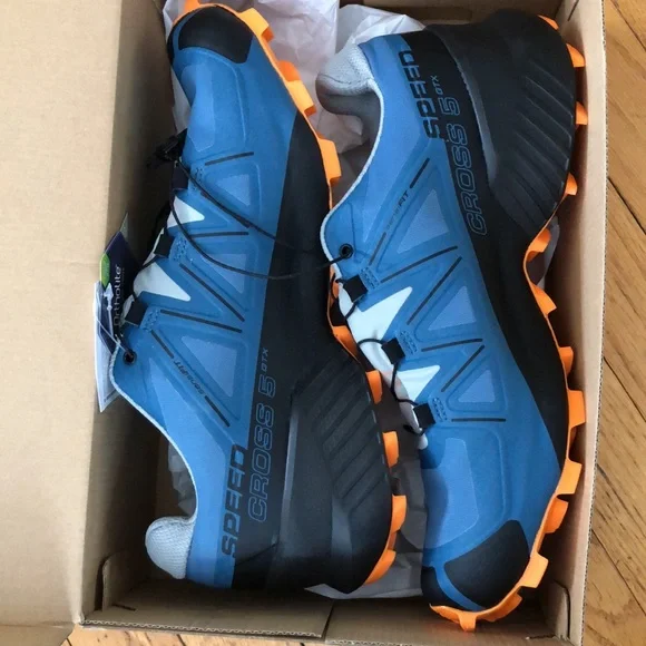 Men’s Salomon dirt running sneakers